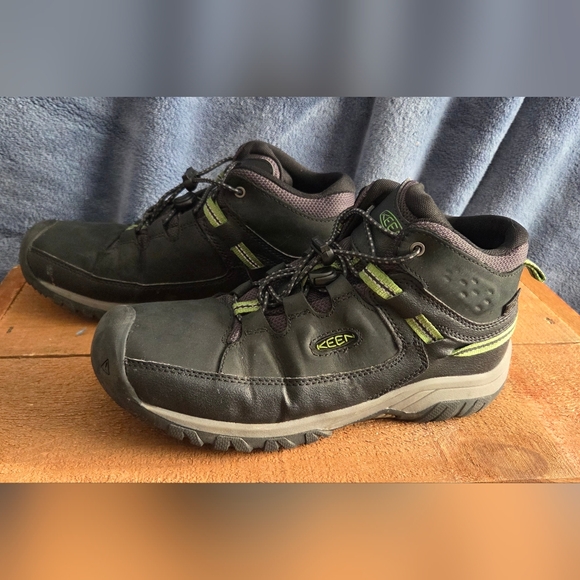 KEEN Black and Olive Boots - Picture 1 of 7